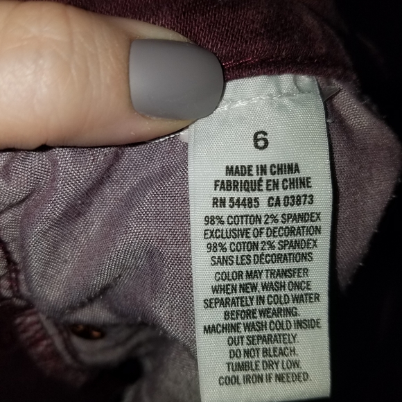 AMERICAN EAGLE maroon distressed short shorts size 6 - Picture 3 of 3